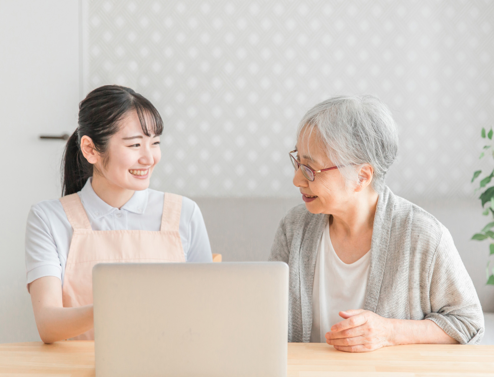 介護とパソコンの写真